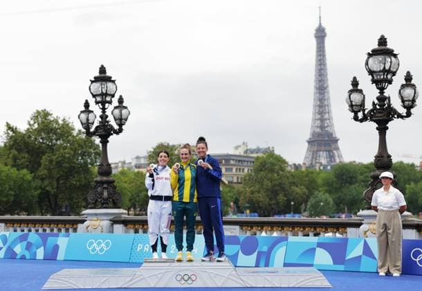 Paris 2024 Olympic Games, Olympische Spiele, Olympia, OS Picture by Alex Whitehead SWpix.com - 27 07 2024 - Paris 2024 Olympic Games - Cycling Road - Men™s Individual Time Trial (ITT) (32.4km) - Invalides to Pont Alexandre III, Paris, France - Grace Brown (Australia) on the podium receiving the gold medal after winning the Women™s Individual Time Trial to become Olympic Champion with Anna Henderson (Great Britain) receiving the Olympic Silver Medal and Chloe Dygert (USA) receiving the Olympic Bronze Medal Copyright: x xSWpix.comx(t axPhotographyxHubxLtd)xAlexxWhitehead SWpix.comx SWP-2602-0581