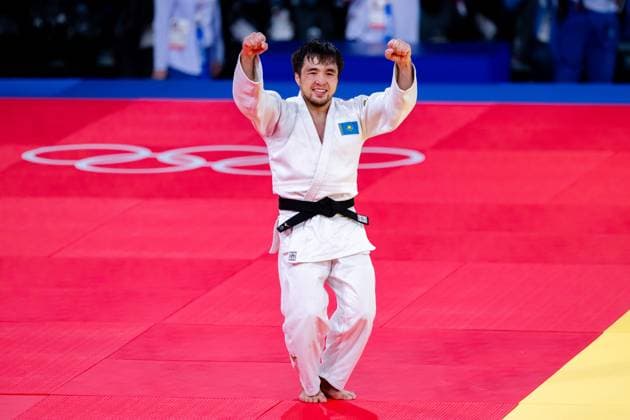 240727 Yeldos Smetov of Kazakhstan celebrates after the men™s 60 kg final judo match against Luka Mkheidze of France during day 1 of the Paris 2024 Olympic Games on July 27, 2024 in Paris Photo Ludvig Thunman BILDBYRAN kod LT LT0643 judo olympic games olympics os ol olympiska spelen olympiske leker paris 2024 paris os paris ol 1 bbeng jubel  Copyright: LUDVIGxTHUNMAN BB240727LT157