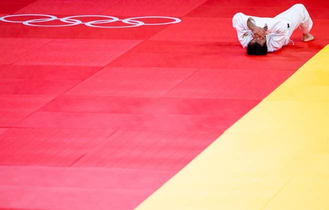240727 Yeldos Smetov of Kazakhstan celebrates after the men™s 60 kg final judo match against Luka Mkheidze of France during day 1 of the Paris 2024 Olympic Games on July 27, 2024 in Paris Photo Ludvig Thunman BILDBYRAN kod LT LT0643 judo olympic games olympics os ol olympiska spelen olympiske leker paris 2024 paris os paris ol 1 bbeng jubel  Copyright: LUDVIGxTHUNMAN BB240727LT159