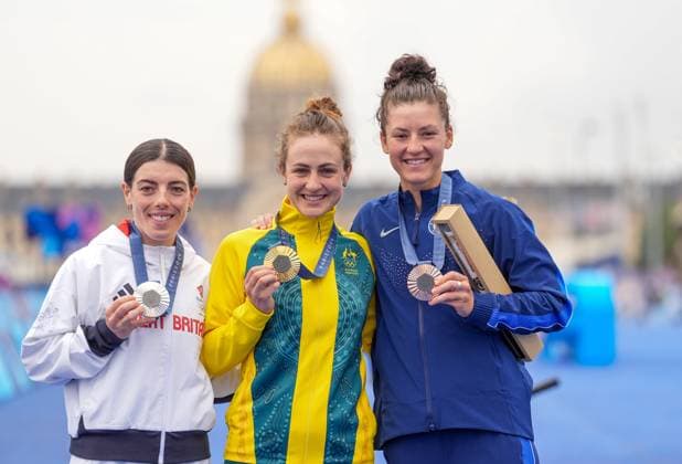 Sport Bilder des Tages Paris 2024 Olympic Games, Olympische Spiele, Olympia, OS Picture by Zac Williams SWpix.com - 27 07 2024 - Paris 2024 Olympic Games - Cycling Road - Men™s Individual Time Trial (ITT) (32.4km) - Invalides to Pont Alexandre III, Paris, France - Grace Brown (Australia) receiving the gold medal after winning the Women™s Individual Time Trial to become Olympic Champion with Anna Henderson (Great Britain) receiving the Olympic Silver Medal and Chloe Dygert (USA) receiving the Olympic Bronze Medal Copyright: x xSWpix.comx(t axPhotographyxHubxLtd)xZacxWilliams SWpix.comx SWP-2602-0586