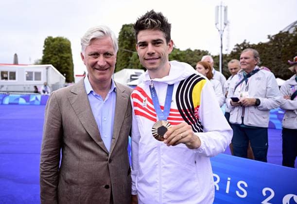 King Philippe - Filip of Belgium and Belgian bronze medallist Wout van Aert pose at the men s time trial event at the Paris 2024 Olympic Games, Olympische Spiele, Olympia, OS on Saturday 27 July 2024 in Paris, France . The Games of the XXXIII Olympiad are taking place in Paris from 26 July to 11 August. The Belgian delegation counts 165 athletes in 21 sports. LAURIExDIEFFEMBACQ  x97169209x