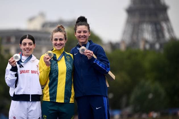 OLY24 CYCLING ROAD, (L-R) Silver medallist British cyclist Anna Henderson, gold medallist Australian cyclist Grace Brown and bronze medallist American cyclist Chloà Dygert celebrate on the podium after the Women s Individual Time Trial at Pont Alexandre III as part of the 2024 Paris Olympic Games, Olympische Spiele, Olympia, OS in Paris, France, Saturday, July 27, 2024. ( NO ARCHIVING, EDITORIAL USE ONLY, NO USE IN BOOKS WITHOUT CONSENT PARIS FRANCE Copyright: xJOELxCARRETTx 20240728144403400324