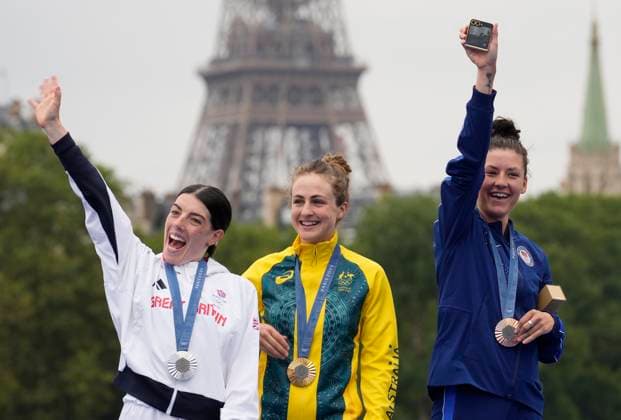 Gold medalist Grace Brown of Australia (C), silver medalist Anna Henderson of Great Britain (L) and bronze medalist Chloe Dygert of the U.S. pose with their medals after the Women s Road cycling, Rad, Radsport, Strasse Individual Time trial competition at the Paris 2024 Olympic Games, Olympische Spiele, Olympia, OS in Paris, France, on Saturday, July 27, 2024. OLY202407271538 PAULxHANNA