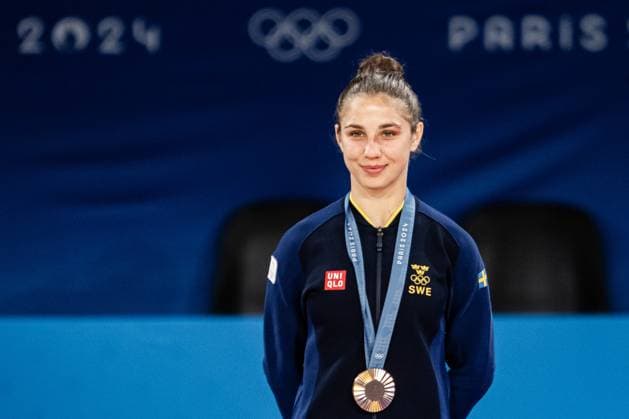 240727 Tara Babulfath of Sweden with her bronze medal at the price ceremony for women™s 48kg bronze medal judo match during day 1 of the Paris 2024 Olympic Games on July 27, 2024 in Paris Photo Ludvig Thunman BILDBYRAN kod LT LT0643 judo olympic games olympics os ol olympiska spel olympiske leker paris 2024 paris os paris ol 1 bbeng jubel  Copyright: LUDVIGxTHUNMAN BB240727LT166