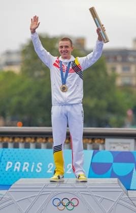 Paris 2024 Olympic Games, Olympische Spiele, Olympia, OS Picture by Alex Whitehead SWpix.com - 27 07 2024 - Paris 2024 Olympic Games - Cycling Road - Men™s Individual Time Trial (ITT) (32.4km) - Invalides to Pont Alexandre III, Paris, France - Remco Evenepoel (Belgium) on the podium receiving the gold medal after winning the Men™s Individual Time Trial to become Olympic Champion Copyright: x xSWpix.comx(t axPhotographyxHubxLtd)xAlexxWhitehead SWpix.comx SWP-2602-0619