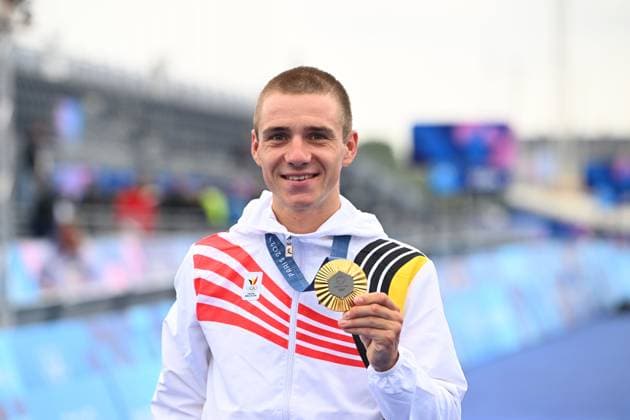 Paris 2024 Olympic Games, Olympische Spiele, Olympia, OS - 27 07 2024 PARIS, FRANCE - JULY 27 : Evenepoel Remco (BEL) Cycling - Road - Individual Time Trial (Male) posing with his gold medal during the XXXIII Paris 2024 Summer Olympic Games on July 27, 2024 in Paris, France, 27 07 2024 Paris France  Copyright: xVincentxKalutx