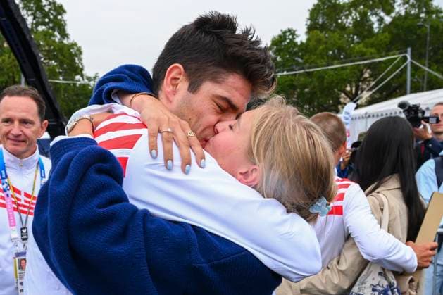 Paris 2024 Olympic Games, Olympische Spiele, Olympia, OS - 27 07 2024 PARIS, FRANCE - JULY 27 : Van Aert Wout (BEL) Cycling - Road - Individual Time Trial (Male) celebrating with his girlfriend Sarah De Bie during the XXXIII Paris 2024 Summer Olympic Games on July 27, 2024 in Paris, France, 27 07 2024 Paris France  Copyright: xVincentxKalutx