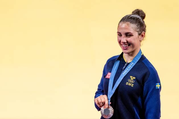 240727 Tara Babulfath of Sweden celebrates at the price ceremony after women™s 48kg judo finals during day 1 of the Paris 2024 Olympic Games on July 27, 2024 in Paris Photo Ludvig Thunman BILDBYRAN kod LT LT0643 judo olympic games olympics os ol olympiska spel olympiske leker paris 2024 paris os paris ol 1 bbeng jubel  Copyright: LUDVIGxTHUNMAN BB240727LT177