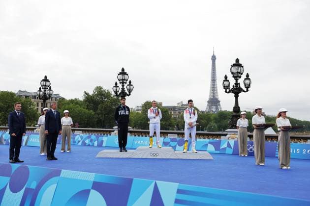Paris 2024 Olympic Games, Olympische Spiele, Olympia, OS Picture by Alex Whitehead SWpix.com - 27 07 2024 - Paris 2024 Olympic Games - Cycling Road - Men™s Individual Time Trial (ITT) (32.4km) - Invalides to Pont Alexandre III, Paris, France - Remco Evenepoel (Belgium) on the podium receiving the gold medal after winning the Men™s Individual Time Trial to become Olympic Champion with Filippo Ganna (Italy) receiving the Olympic Silver Medal and Wout van Aert (Belgium) receiving the Olympic Bronze Medal Copyright: x xSWpix.comx(t axPhotographyxHubxLtd)xAlexxWhitehead SWpix.comx SWP-2602-0633
