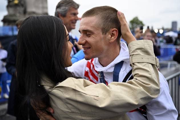 Belgian Remco Evenepoel kisses his wife Oumaima Oumi Rayane after winning the men s time trial event at the Paris 2024 Olympic Games, Olympische Spiele, Olympia, OS on Saturday 27 July 2024 in Paris, France . The Games of the XXXIII Olympiad are taking place in Paris from 26 July to 11 August. The Belgian delegation counts 165 athletes in 21 sports. JASPERxJACOBS  x97172398x