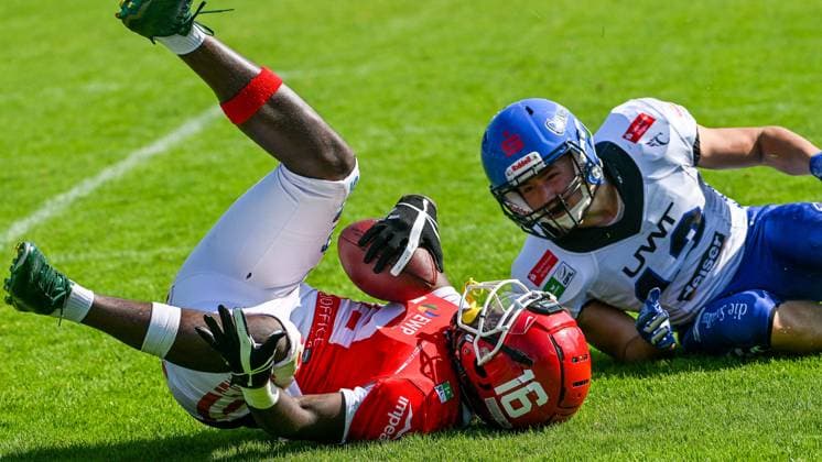 GER, GFL, Allgäu Comets vs Potsdam Royals 27 07 2024, Illerstadion, Kempten, GER, GFL, Allgäu Comets vs Potsdam Royals, pictured Aashari Crosswell Potsdam, 16 makes an interception against Dominik Hörner Hoerner Comets, 13 nordphotoxGmbHx xHafner nph00200