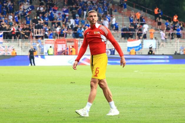 DEU, Testspiel, 1 FC Union vs Glasgow Rangers, 27 07 2024, Stadion Alte Foersterei, Berlin, DEU, Testspiel, 1 FC Union vs Glasgow Rangers, im Bild Robin Gosens 1 FC Union Berlin 6 gibt seine Hose einen Fan DFL regulations prohibit any use of Photographs as image sequences and or quasi video Foto Juergen Engler nordphoto GmbH nordphotoxGmbHx xEngler nph00076