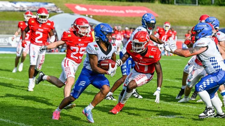 GER, GFL, Allgäu Comets vs Potsdam Royals 27 07 2024, Illerstadion, Kempten, GER, GFL, Allgäu Comets vs Potsdam Royals, pictured Ahsan Uzeil Moore Comets, 22 , Daniel Pedro Potsdam, 17 nordphotoxGmbHx xHafner nph00200