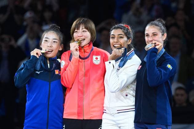 B Babuudorj ( MGL ) , Natsumi Tsunoda ( JPN ), Shirine Boukli ( France ) and Tara Babulfath ( SWE ) celebrate with their medals during the 2024 Judo Olympics Games at Arena Champ de Mars on July 27, 2024 in Paris, France. ( Photo by federico pestellini DPPI Panoramic ) - JO 2024 : JUDO - Jeux Olympiques 2024 - Paris2024 - Paris - 27 07 2024 DPPI Panoramic 
