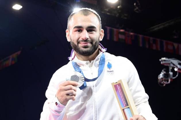 Luka Mkheidze ( FRA ) celebrates with his medal during the 2024 Judo Olympics Games at Arena Champ de Mars on July 27, 2024 in Paris, France. ( Photo by federico pestellini DPPI Panoramic ) - JO 2024 : JUDO - Jeux Olympiques 2024 - Paris2024 - Paris - 27 07 2024 DPPI Panoramic 