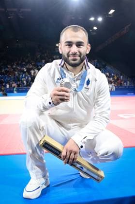 Sport Bilder des Tages Luka Mkheidze ( FRA ) celebrates with his medal during the 2024 Judo Olympics Games at Arena Champ de Mars on July 27, 2024 in Paris, France. ( Photo by federico pestellini DPPI Panoramic ) - JO 2024 : JUDO - Jeux Olympiques 2024 - Paris2024 - Paris - 27 07 2024 DPPI Panoramic 