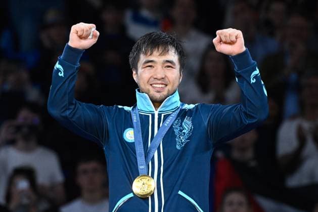 Yeldos Smetov ( KAZ ) celebrates with his medal during the 2024 Judo Olympics Games at Arena Champ de Mars on July 27, 2024 in Paris, France. ( Photo by federico pestellini DPPI Panoramic ) - JO 2024 : JUDO - Jeux Olympiques 2024 - Paris2024 - Paris - 27 07 2024 DPPI Panoramic 