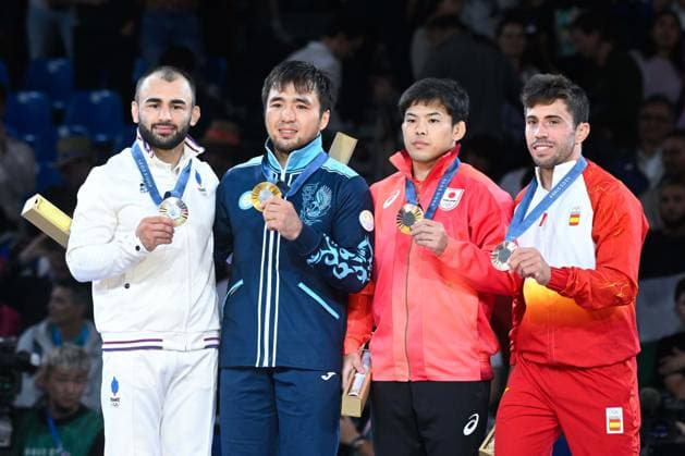 Yeldos Smetov ( KAZ ) , Luka Mkheidze ( FRA ) , Francisco Garrigos ( ESP ) and Ryuju Nagamaya ( JPN ) celebrate with their medals during the 2024 Judo Olympics Games at Arena Champ de Mars on July 27, 2024 in Paris, France. ( Photo by federico pestellini DPPI Panoramic ) - JO 2024 : JUDO - Jeux Olympiques 2024 - Paris2024 - Paris - 27 07 2024 DPPI Panoramic 