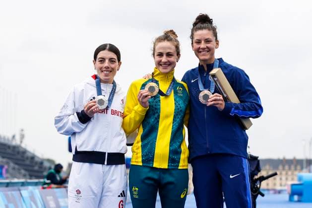 July 27, 2024, Paris, Paris, FRANCE: Silver medallist Anna Henderson (GBR), gold medallist Grace Brown (AUS) and bronze medallist Chloe Dygert (USA) pose with their medals during the Men s Individual Time Trial on day one of the Olympic Games, Olympische Spiele, Olympia, OS Paris 2024 at Pont Alexandre III during the Paris 2024 Olympics Games on july 27, 2024, in Paris, Spain. Paris FRANCE - ZUMAa181 20240727_zaa_a181_410 Copyright: xManuxReinox