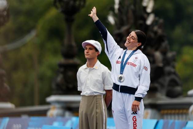 July 27, 2024, Paris, Paris, FRANCE: Silver medallist Anna Henderson (GBR) gestures on the podium during the Men s Individual Time Trial on day one of the Olympic Games, Olympische Spiele, Olympia, OS Paris 2024 at Pont Alexandre III during the Paris 2024 Olympics Games on july 27, 2024, in Paris, Spain. Paris FRANCE - ZUMAa181 20240727_zaa_a181_413 Copyright: xManuxReinox