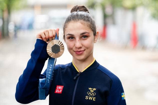 240727 Tara Babulfath of Sweden celebrates with her bronze medal after the women™s 60kg bronze medal judo match during day 1 of the Paris 2024 Olympic Games on July 27, 2024 in Paris Photo Ludvig Thunman BILDBYRAN kod LT LT0643 judo olympic games olympics os ol olympiska spel olympiske leker paris 2024 paris os paris ol 1 bbeng  Copyright: LUDVIGxTHUNMAN BB240727LT198