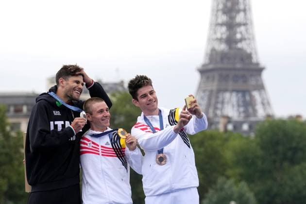 (240727) -- PARIS, July 27, 2024 -- Remco Evenepoel (C) and Wout Van Aert (R) of Belgium, along with Filippo Ganna of Italy, display their medals during an award ceremony of the cycling road men s individual time trial of the Paris 2024 Olympic Games, Olympische Spiele, Olympia, OS in Paris, France, July 27, 2024. Evenepoel finished the 32.4-kilometer course in 36 minutes and 12 seconds and won the gold medal. ) (PARIS2024) FRANCE-PARIS-CYCLING ROAD-MEN S INDIVIDUAL TIME TRIAL LixYibo