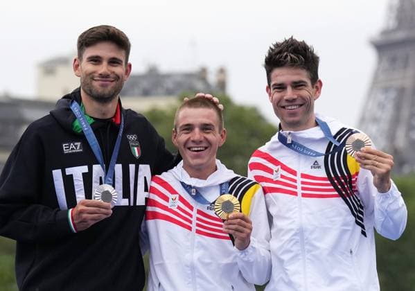 (240727) -- PARIS, July 27, 2024 -- Remco Evenepoel (C) and Wout Van Aert (R) of Belgium, along with Filippo Ganna of Italy, display their medals during an award ceremony of the cycling road men s individual time trial of the Paris 2024 Olympic Games, Olympische Spiele, Olympia, OS in Paris, France, July 27, 2024. Evenepoel finished the 32.4-kilometer course in 36 minutes and 12 seconds and won the gold medal. ) (PARIS2024) FRANCE-PARIS-CYCLING ROAD-MEN S INDIVIDUAL TIME TRIAL LixYibo