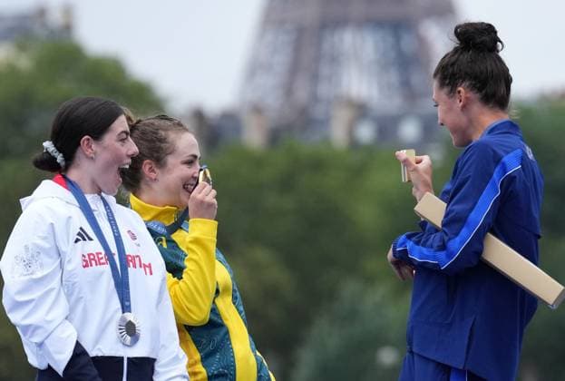 (240727) -- PARIS, July 27, 2024 -- Silver medalist Anna Henderson (L) of Britain, gold medalist Grace Brown (C) of Australia and bronze medalist Chloe Dygert of the United States attend the medal ceremony for Women s Individual Time Trial of Cycling Road at the Paris 2024 Olympic Games, Olympische Spiele, Olympia, OS in Paris, France, on July 27, 2024. ) (PARIS2024)FRANCE-PARIS-OLY-CYCLING ROAD LixYibo 
