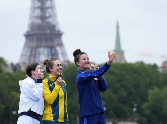 (240727) -- PARIS, July 27, 2024 -- Silver medalist Anna Henderson (L) of Britain, gold medalist Grace Brown (C) of Australia and bronze medalist Chloe Dygert of the United States take a selfie during the medal ceremony for Women s Individual Time Trial of Cycling Road at the Paris 2024 Olympic Games, Olympische Spiele, Olympia, OS in Paris, France, on July 27, 2024. ) (PARIS2024)FRANCE-PARIS-OLY-CYCLING ROAD LixYibo 