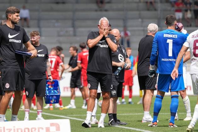 Christian Neidhart Kickers Offenbach, Coach touches his face during the drinking break , Soccer, Regionalliga Südwest, 1 Matchday, 2024 2025, SC Freiburg vs Offenbacher FC Kickers 1901, 27 07 2024, Dreisamstadion, Freiburg, Germany DFB REGULATIONS PROHIBIT ANY USE OF PHOTOGRAPHS AS IMAGE SEQUENCES AND OR QUASI VIDEO Copyright: xArnexAmbergx