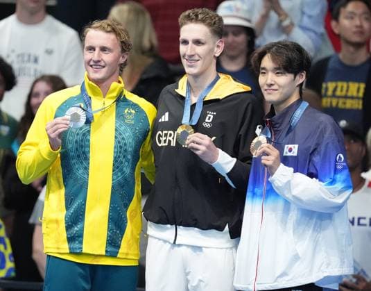 Gold medalist Lukas Maertens of Germany (C), silver medalist Elijah Winnington of Australia (L) and bronze medalist Woomin Kim of South Korea pose with their medals after the Men s 400m Freestyle Finals at the Paris 2024 Olympic Games, Olympische Spiele, Olympia, OS at La Defense Arena in Paris, France on Saturday, July 27, 2024.  OLY202407271582 RICHARDxELLIS