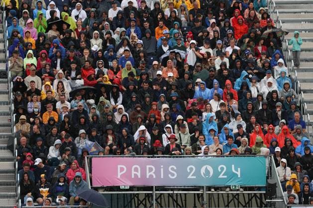 (240727) -- PARIS, July 27, 2024 -- Spectators watch the women s pool B Beach volleyball, Beachvolleyball match between China and Australia at Paris 2024 Olympic Games, Olympische Spiele, Olympia, OS in Paris, France, July 27, 2024. Huang Zongzhi) (PARIS2024) FRANCE-PARIS-OLY-BEACH VOLLEYBALL huangzongzhi 