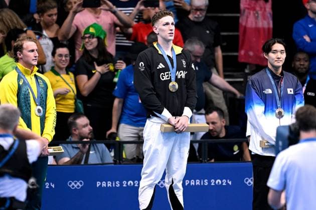 MAERTENS Lucas Team GER Olympic champion at the award ceremony and his gold medal with WINNINGTON and KIM 1 day swimming competitions in the Defense Arena Final 400m freestyle Paris Olympic Games 2024 27 07 2024 Paris Copyright: xLacixPerenyix