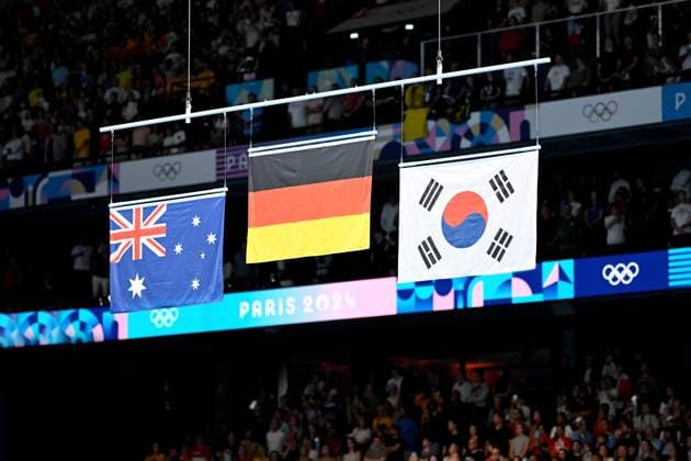 MAERTENS Lucas Team GER Olympic champion at the award ceremony and his gold medal with WINNINGTON and KIM 1 day swimming competitions in the Defense Arena Final 400m freestyle Paris Olympic Games 2024 27 07 2024 Paris Copyright: xLacixPerenyix