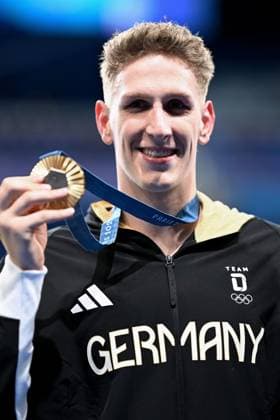 MAERTENS Lucas Team GER Olympic champion at the award ceremony and his gold medal 1 day Swimming competitions in the Defense Arena Final 400m freestyle Paris Olympic Games 2024 27 07 2024 Paris Copyright: xLacixPerenyix