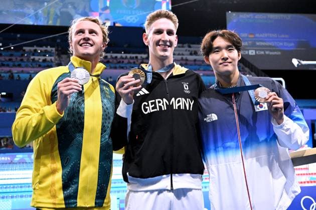 MAERTENS Lucas Team GER Olympic champion at the award ceremony and his gold medal with WINNINGTON and KIM 1 day swimming competitions in the Defense Arena Final 400m freestyle Paris Olympic Games 2024 27 07 2024 Paris Copyright: xLacixPerenyix