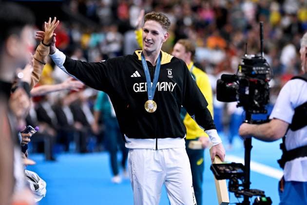 MAERTENS Lucas Team GER Olympic champion at the award ceremony and his gold medal 1 day Swimming competitions in the Defense Arena Final 400m freestyle Paris Olympic Games 2024 27 07 2024 Paris Copyright: xLacixPerenyix