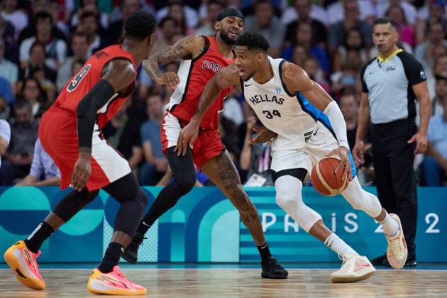 (240727) -- LILLE, July 27, 2024 -- Giannis Antetokounmpo of Greece dunks during the men s basketball group A match against Canada at the Paris 2024 Olympic Games, Olympische Spiele, Olympia, OS in Pierre Mauroy Stadium at Lille, France, on July 27, 2024. ) (PARIS2024) FRANCE-LILLE-OLY-BASKETBALL MengxDingbo 