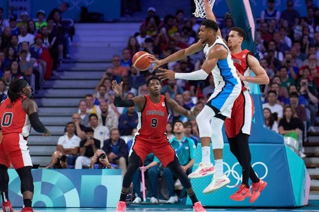 (240727) -- LILLE, July 27, 2024 -- Giannis Antetokounmpo of Greece passes the ball during the men s basketball group A match against Canada at the Paris 2024 Olympic Games, Olympische Spiele, Olympia, OS in Pierre Mauroy Stadium at Lille, France, on July 27, 2024. ) (PARIS2024) FRANCE-LILLE-OLY-BASKETBALL MengxDingbo 
