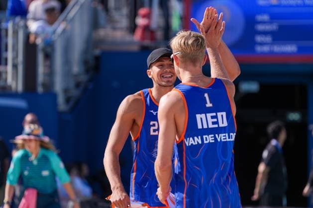 2024-07-28 Beach Volleybal - Olympic Games, Olympische Spiele, Olympia, OS Paris 2024 - Day 2 PARIS, FRANCE - JULY 28: Matthew Immers of the Netherlands celebrates with Steven van de Velde competing in the Men s Preliminary Phase during Day 2 of Beach Volleybal - Olympic Games Paris 2024 at Eiffel Tower Stadium on July 28, 2024 in Paris, France. (Photo by Joris Verwijst BSR Agency) Paris France Content not available for redistribution in The Netherlands directly or indirectly through any third parties. Copyright: xBSRxAgencyx