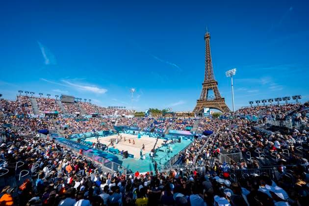 Bilder des Jahres 2024, Sport 07 Juli Sport Themen der Woche KW30 July 28, 2024, Paris, Ile de France, France: The Stade Tour Eiffel plays host to the Paris Olympics 2024 for the Preliminary Phase - Pool A Beach volleyball, Beachvolleyball in Paris, France. Paris France - ZUMAa161 20240728_oly_a161_004 Copyright: xWalterxArcex