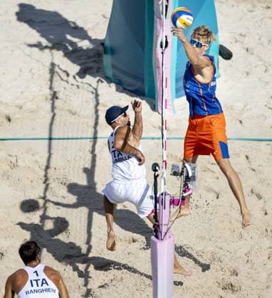 PARIS - Steven van de Velde in action against Alex Ranghieri (L) and Adrian Ignacio Carambula Raurich (M) during the men s Beach volleyball, Beachvolleyball group match between the Netherlands and Italy during the Olympic Games, Olympische Spiele, Olympia, OS in France. ANP KOEN VAN WEEL xVIxANPxSportx xxANPxIVx 504417240 originalFilename: 504417240.jpg