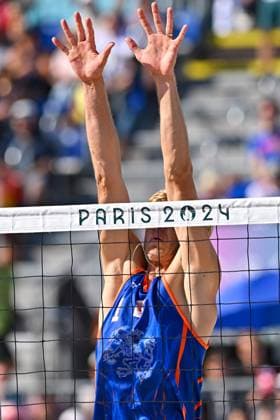 Olympic Games Beach Volleyball Paris 28 07 2024 Preliminary round, Men, NED vs ITA, Steven Van De Velde, Net across his face, Paris 2024 Copyright: xBEAUTIFULxSPORTS TomxBlochx