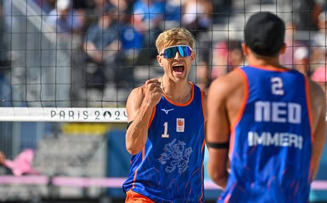 Olympic Games Beach Volleyball Paris 28 07 2024 Preliminary round, men, NED vs ITA, Steven Van De Velde, left, with partner Matthew Immers, right, Copyright: xBEAUTIFULxSPORTS TomxBlochx