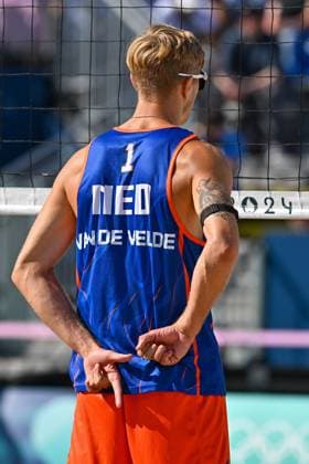 Olympic Games Beach Volleyball Paris 28 07 2024 Preliminary round, men, NED vs ITA, Steven Van De Velde, hand signal, Copyright: xBEAUTIFULxSPORTS TomxBlochx