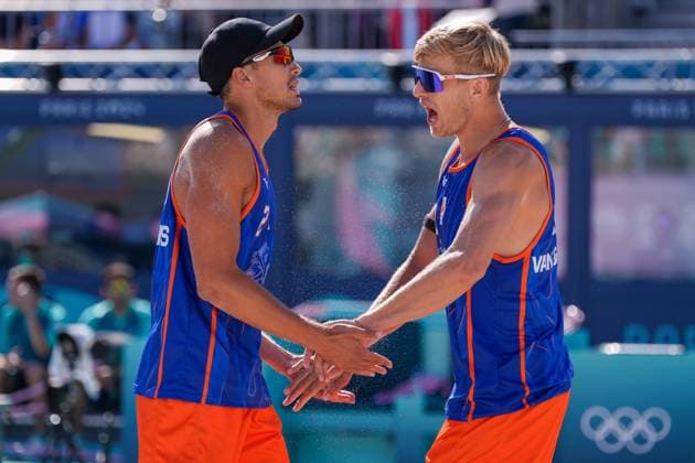 2024-07-28 Beach Volleybal - Olympic Games, Olympische Spiele, Olympia, OS Paris 2024 - Day 2 PARIS, FRANCE - JULY 28: Matthew Immers of the Netherlands celebrates with Steven van de Velde competing in the Men s Preliminary Phase during Day 2 of Beach Volleybal - Olympic Games Paris 2024 at Eiffel Tower Stadium on July 28, 2024 in Paris, France. (Photo by Joris Verwijst BSR Agency) Paris France Content not available for redistribution in The Netherlands directly or indirectly through any third parties. Copyright: xBSRxAgencyx