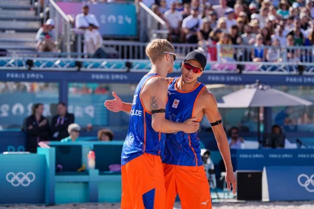 2024-07-28 Beach Volleybal - Olympic Games, Olympische Spiele, Olympia, OS Paris 2024 - Day 2 PARIS, FRANCE - JULY 28: Matthew Immers of the Netherlands celebrates with Steven van de Velde competing in the Men s Preliminary Phase during Day 2 of Beach Volleybal - Olympic Games Paris 2024 at Eiffel Tower Stadium on July 28, 2024 in Paris, France. (Photo by Joris Verwijst BSR Agency) Paris France Content not available for redistribution in The Netherlands directly or indirectly through any third parties. Copyright: xBSRxAgencyx