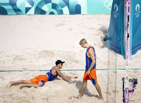 PARIS - Steven van de Velde and Matthew Immers (L) after the group match of the men s Beach volleyball, Beachvolleyball between the Netherlands and Italy during the Olympic Games, Olympische Spiele, Olympia, OS in France. ANP KOEN VAN WEEL xVIxANPxSportx xxANPxIVx 504421514 originalFilename: 504421514.jpg