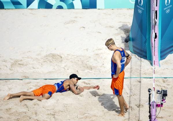 PARIS - Steven van de Velde and Matthew Immers (L) after the group match of the men s Beach volleyball, Beachvolleyball between the Netherlands and Italy during the Olympic Games, Olympische Spiele, Olympia, OS in France. ANP KOEN VAN WEEL xVIxANPxSportx xxANPxIVx 504421520 originalFilename: 504421520.jpg