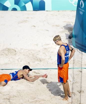 PARIS - Steven van de Velde and Matthew Immers (L) after the group match of the men s Beach volleyball, Beachvolleyball between the Netherlands and Italy during the Olympic Games, Olympische Spiele, Olympia, OS in France. ANP KOEN VAN WEEL xVIxANPxSportx xxANPxIVx 504421527 originalFilename: 504421527.jpg